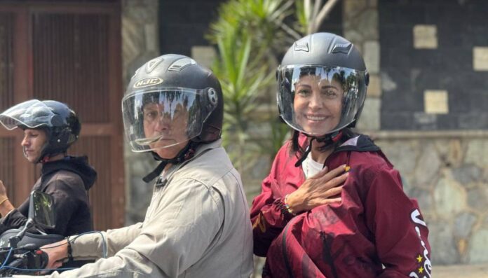 Maria-Corina-en-moto-por-Caracas